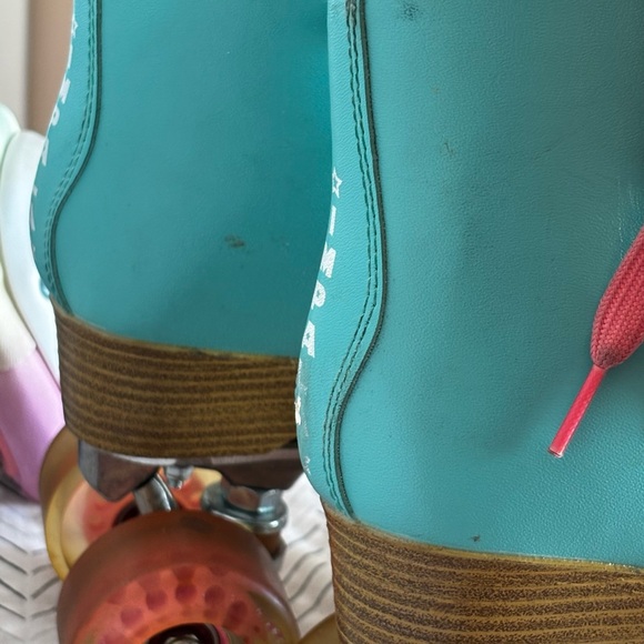 Impala Aqua Roller Skates with Protective Gear - Picture 8 of 12